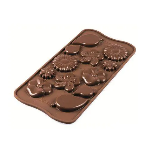 Silikonová forma Silikomart Choco Garden s květinovými a motýlkovými motivy na výrobu čokoládových pralinek