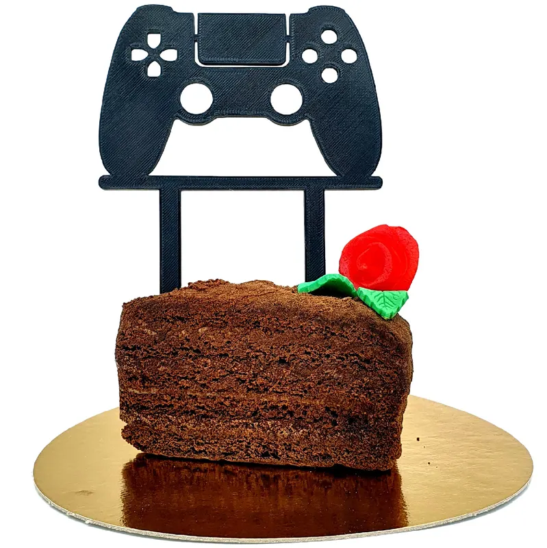 Dortová dekorace ve tvaru herního ovladače gamepad z 3D tisku s bílou plastovou vázičkou na zapíchnutí do dortu