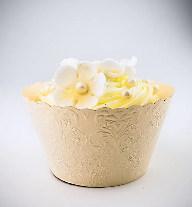 Zlaté perleťové papírové košíčky na cupcaky od značky GOLDPRESS, sada 12 kusů pro dekoraci minidortíků