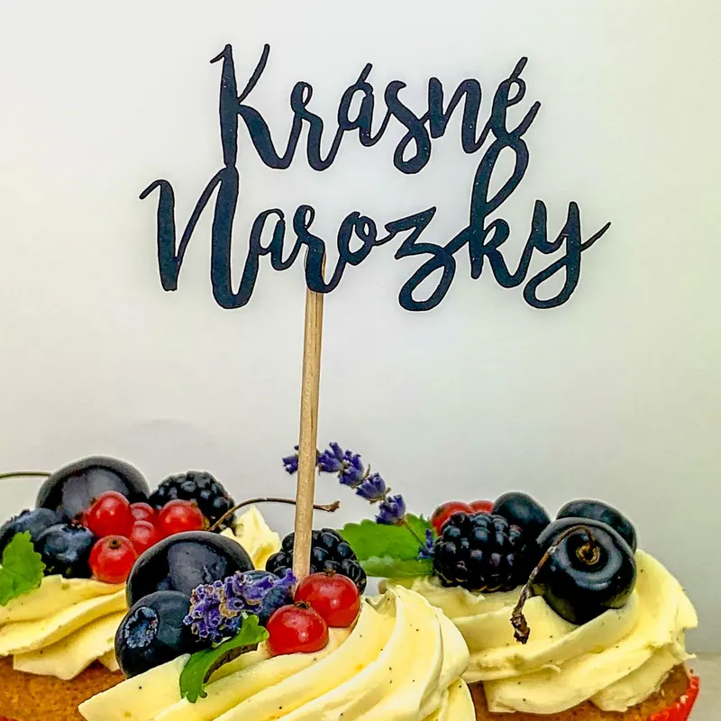 Zapichovací dekorace GOLDPRESS s nápisem NAROZKY ze štíhlého písma na černém papíru na špejli pro cupcakes a muffiny