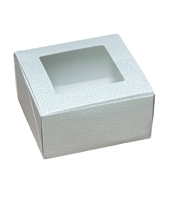 Bílá krabice na cukroví s průhledným víkem a reliéfem imitace kůže, rozměr 120x120 mm, vhodná na zákusky a pralinky