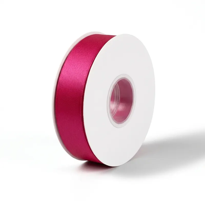 Dortová stuha v sytě růžové barvě, šířka 25 mm a délka 45 m, od značky Cake Star, slouží k ozdobení boků dortů