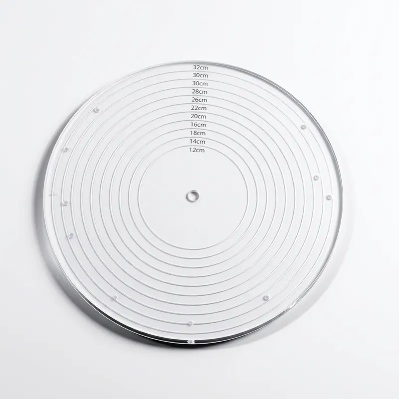 Vyměřovací podložka z průhledné plexi s kruhovým průměrem 12 až 32 cm pro vystředění a srovnání dortových pater
