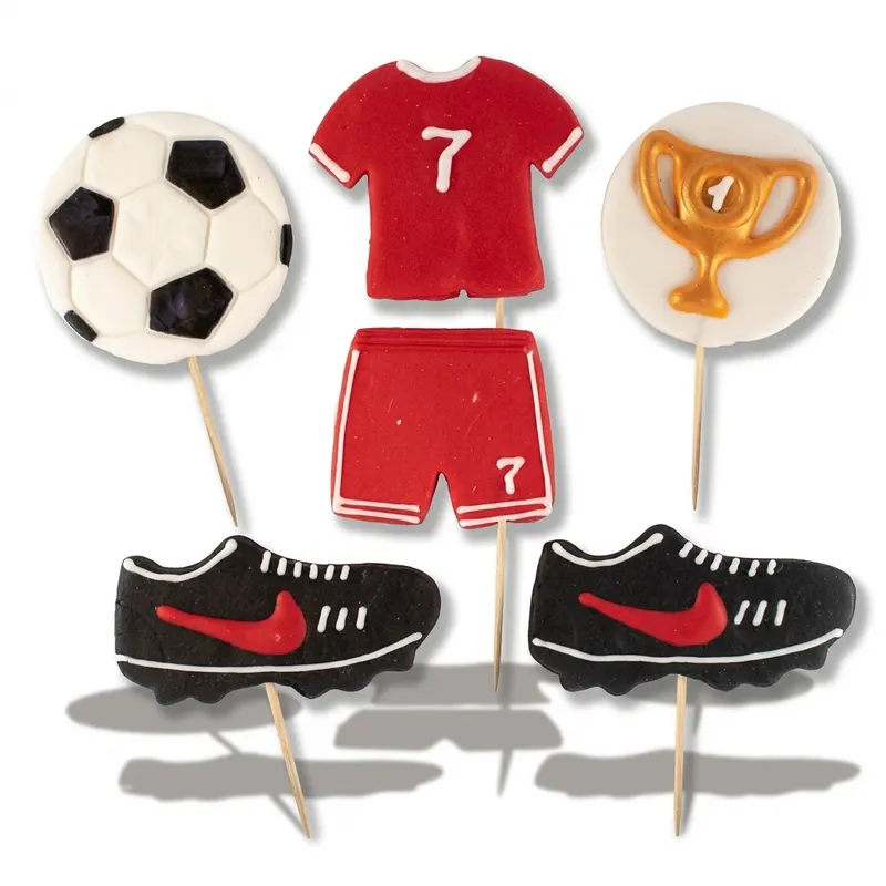 Červená cukrová figurka fotbalisty na zápich do dortu od značky I love Cakes
