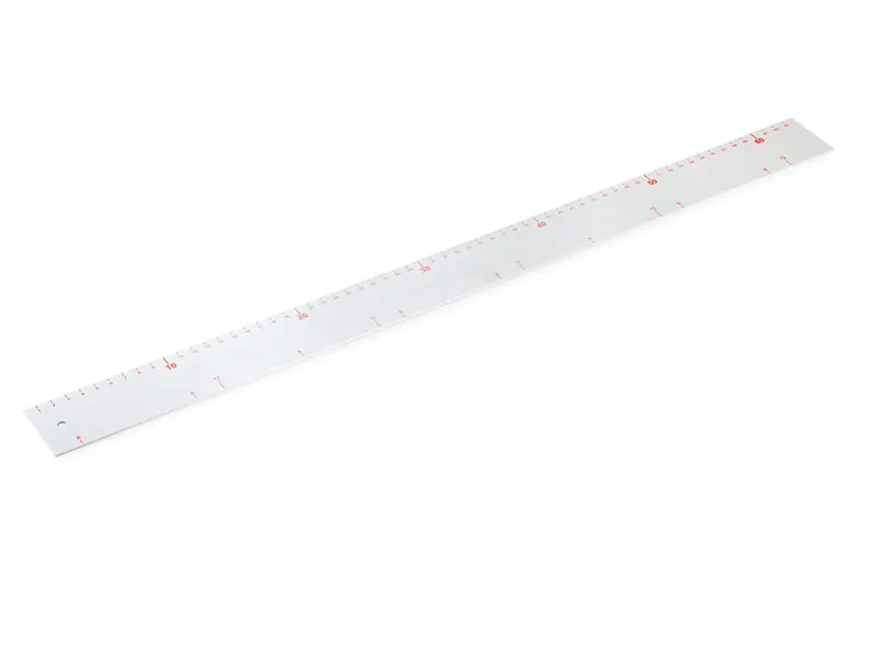 Pravítko bílé s červenou škálou 0–63 cm