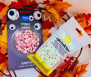 Kdo se to kouká z cupcaků? 👀 Jedlé oči PME a Wilton dodají tvým halloweenským dezertům ten správný strašidelně roztomilý...